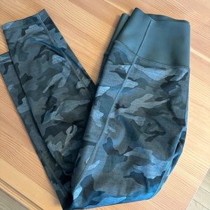 NWOT 3/4 GAPFIT LEGGINGS